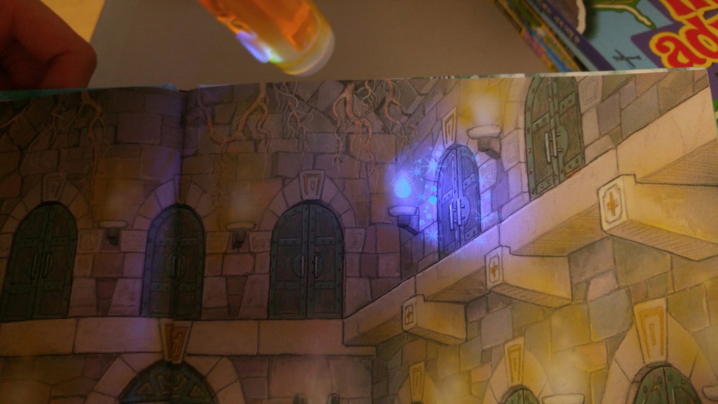 블랙라이트 조명으로 비추면 힌트가 나오는 두근두근 탐험책