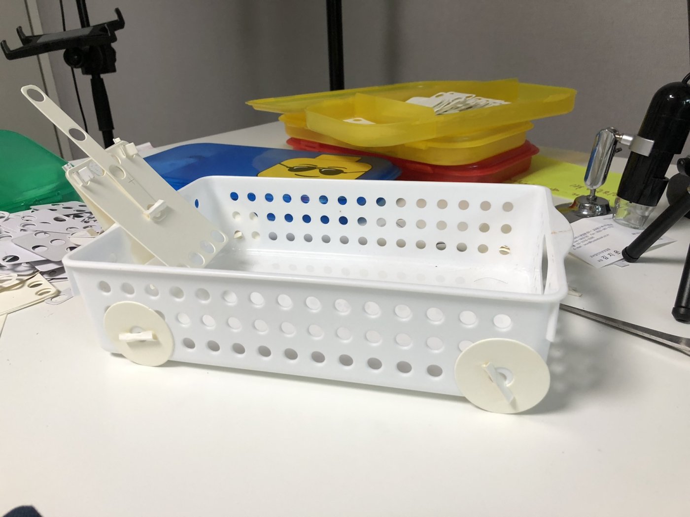 바구니에 결합된 페이퍼브릭