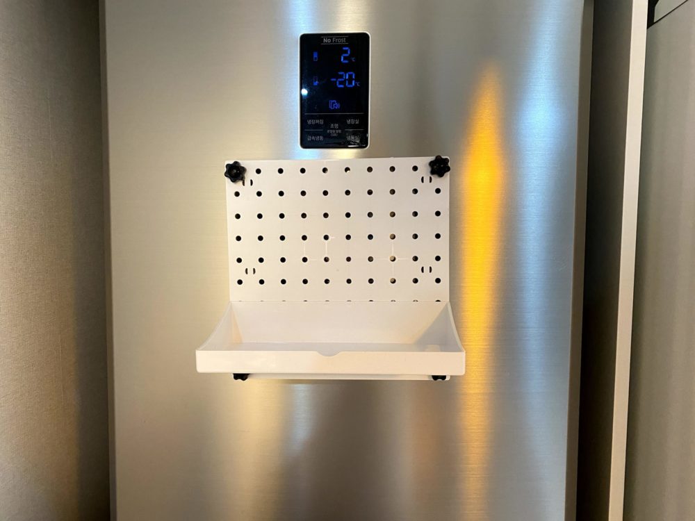 DAISO HACKS 다이소 타공보드를 냉장고에 붙이기