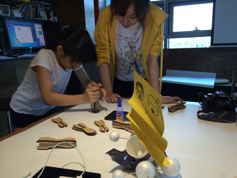 아빠캠프에서 하는 아이들 배만들기… 미니풀장에서 경주도 했어요