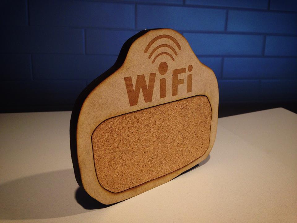 코르크와 나무를 합쳐서 와이파이 비번을 위한 판넬 같은 것도 만들 수…