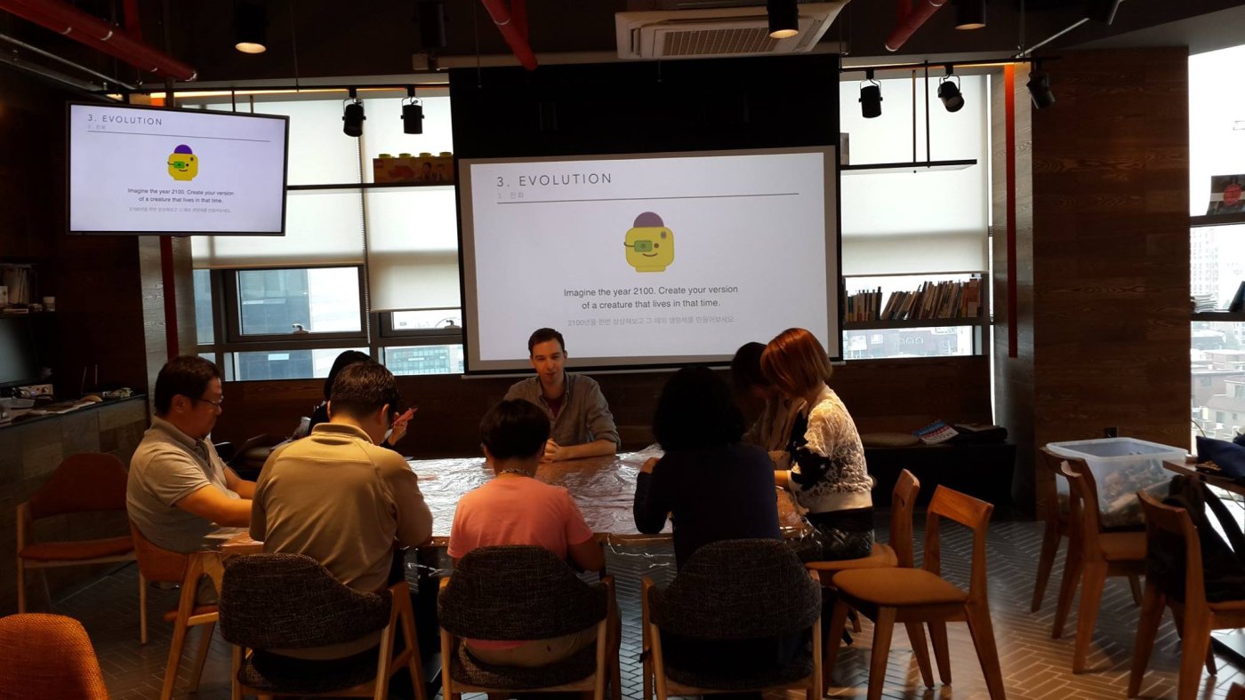 지금 디플레이에서는 레고시리어스플레이 Eng ver 이 진행되고 있어요…