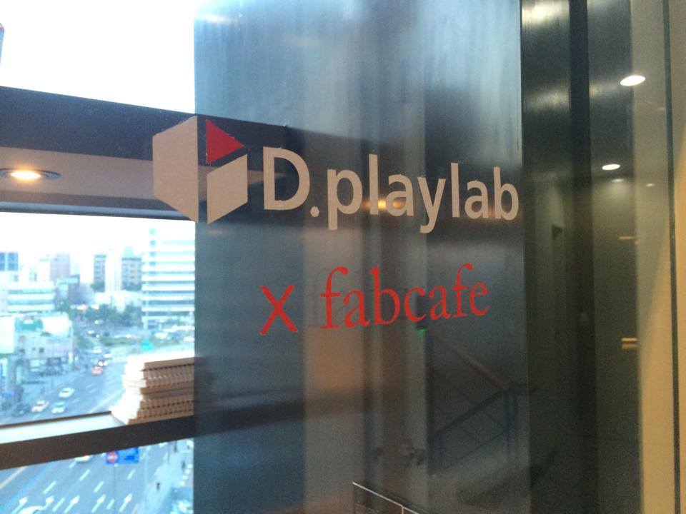 입구에도 로고작업 다 했어요