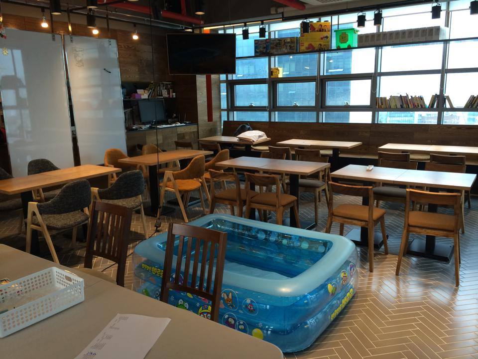 비도 오고 미니풀장은 실내로 옮겼어요 얼음깔고 오늘 실내에서 주지육림이…