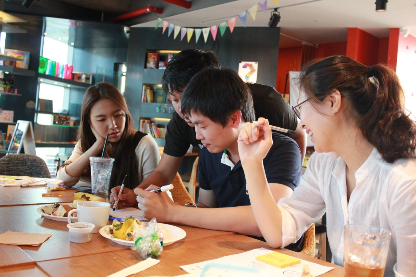 오늘은 아침 7시마다 매일매일 홍대인근에 모여서 글쓰기를 하는 모닝페이…