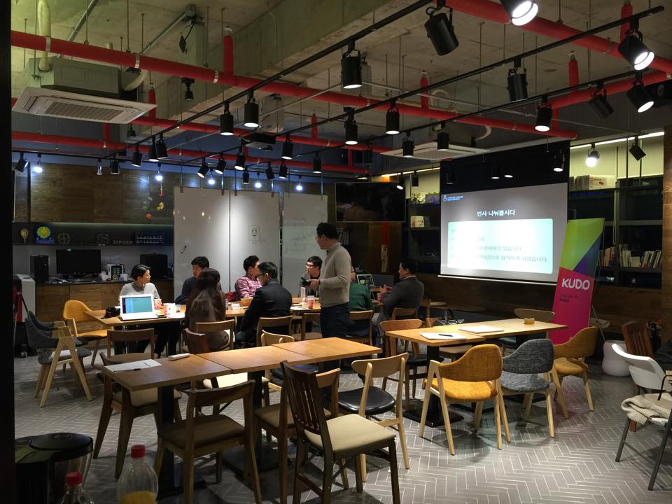 김정한 작가의 만화그리기 워크샵 진행중입니다. 아이들이 좋아해요 ^^