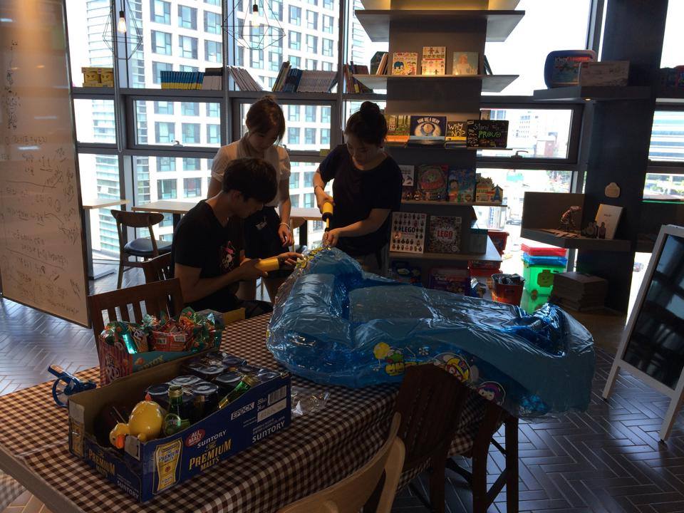 카페에 풀장 설치중…