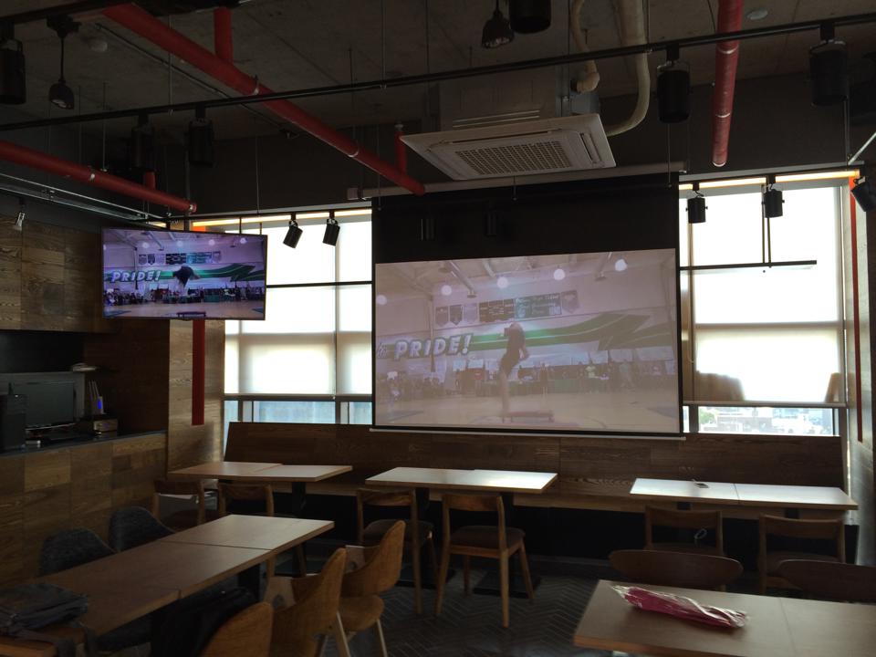 오늘 커피부자재도 오고 조명도 재설치하고 블라인드도 달고 거의 마무리…