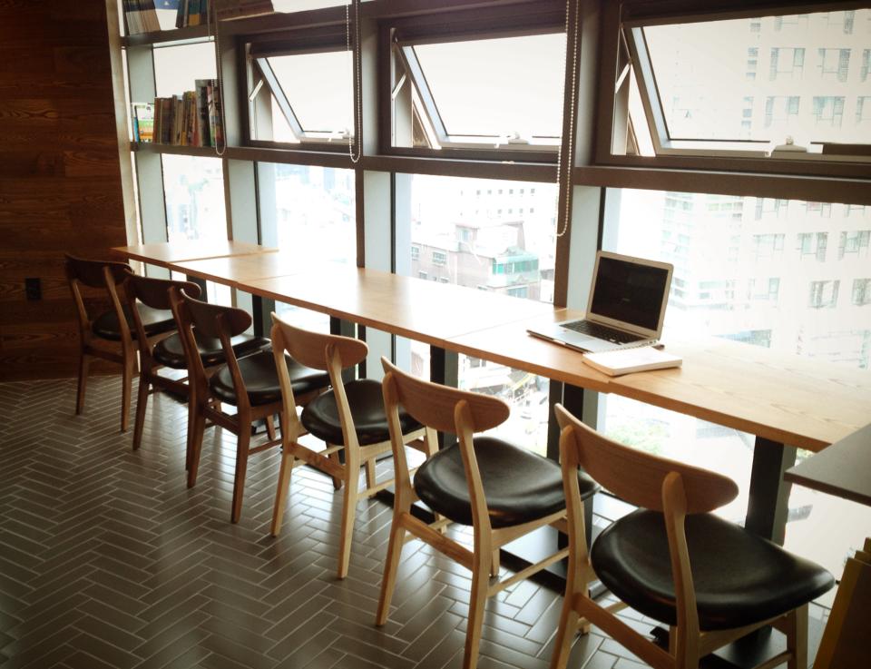 바깥을 보며 작업할 수 있는 자리에요~