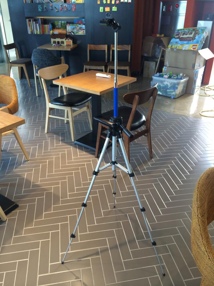 셀카봉으로 타임랩스를 준비중