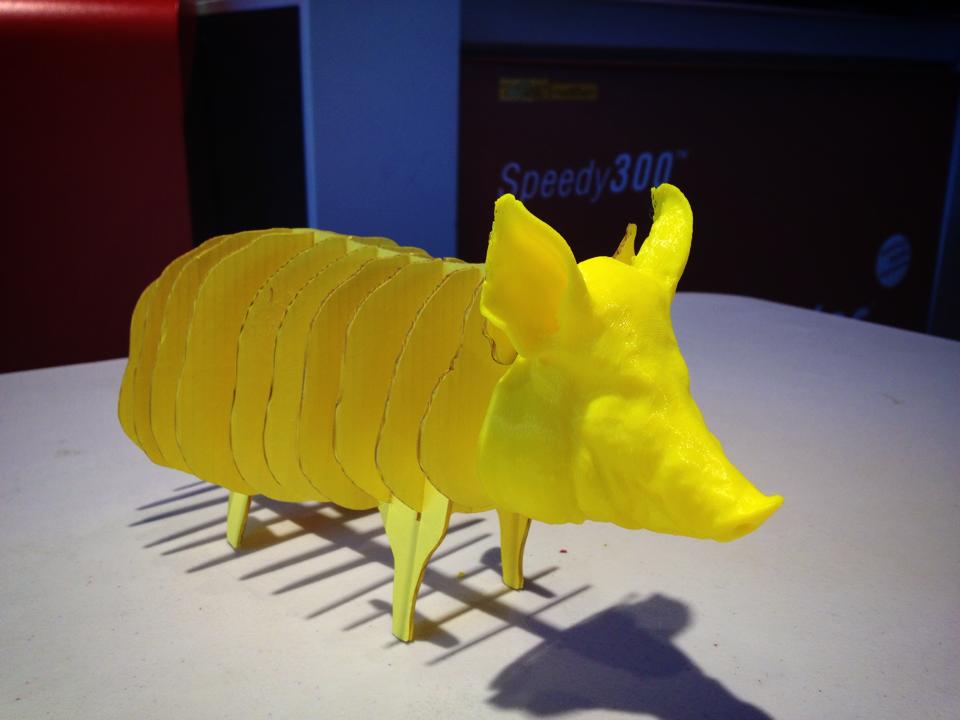 3D프린터로 뽑은 머리와 레이저 컷팅으로 만든 몸통을 합쳐서 돼지가 되…