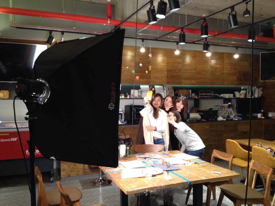 오늘 저녁엔 네 분이 워크샵을 하러 오셨어요~ 세가지 워크샵을 예약하셔…