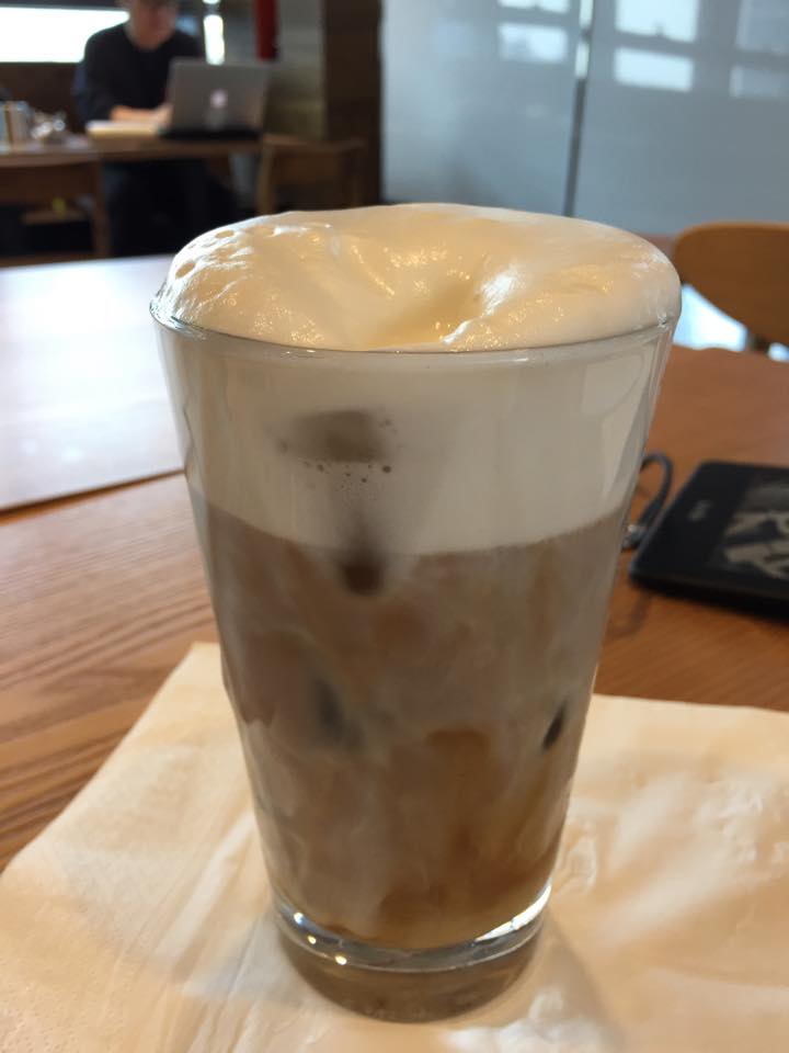 여름 같은 날인데 추워여 ^^ 아이스카푸치노 같은 느낌으로 한잔