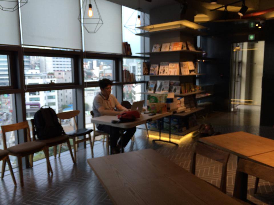 스님은 열심히 강의준비중… 오시면 반값으로 책도