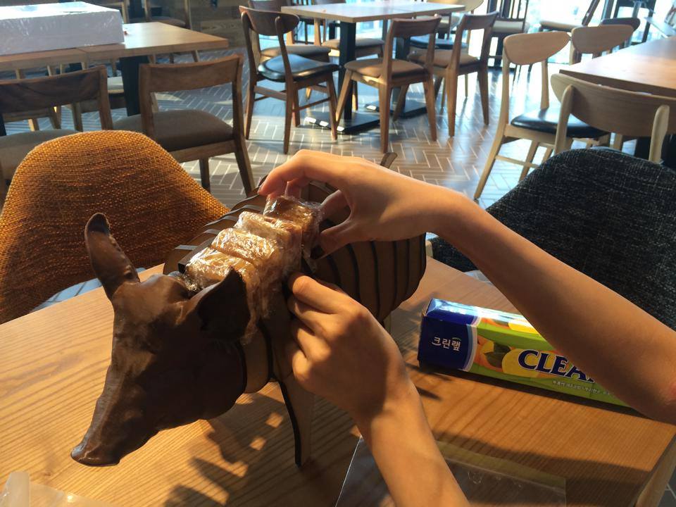 3D돼지머리의 몸통부분에 편육, 햄, 살라미 등등 각종 돼지고기가 들어…