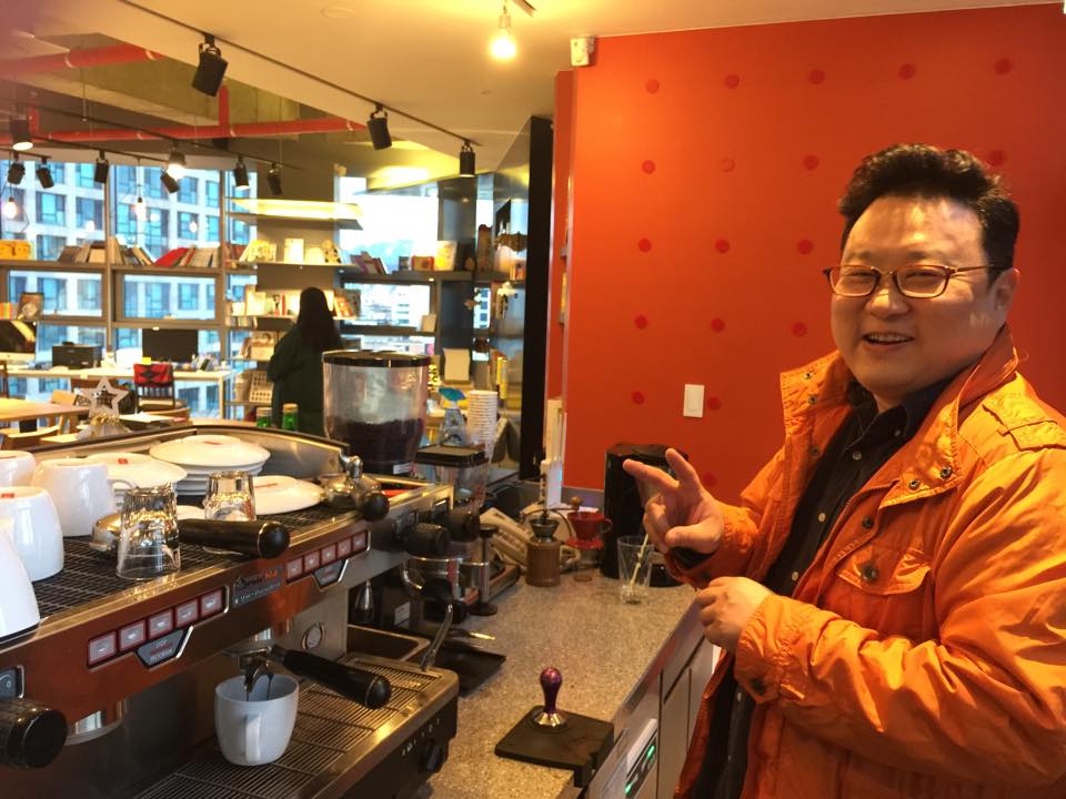 셀프 바리스타 첫번째 손님 만우절 이벤트인지 모르셨다고 아메리카노 2잔…