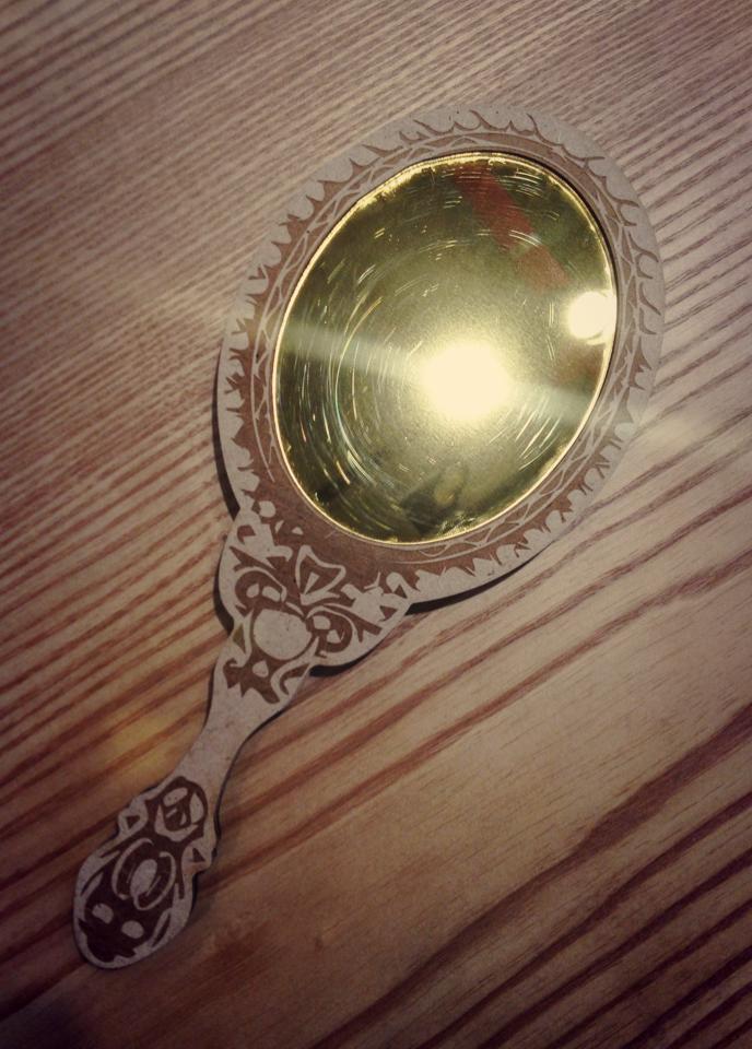 이름이 새겨진 예쁜 나무 손거울이에요~