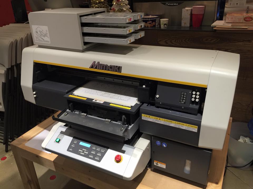 UV프린터를 세팅중입니다. 대구에서 서울로 올라와주신 커스프 전희찬 대…