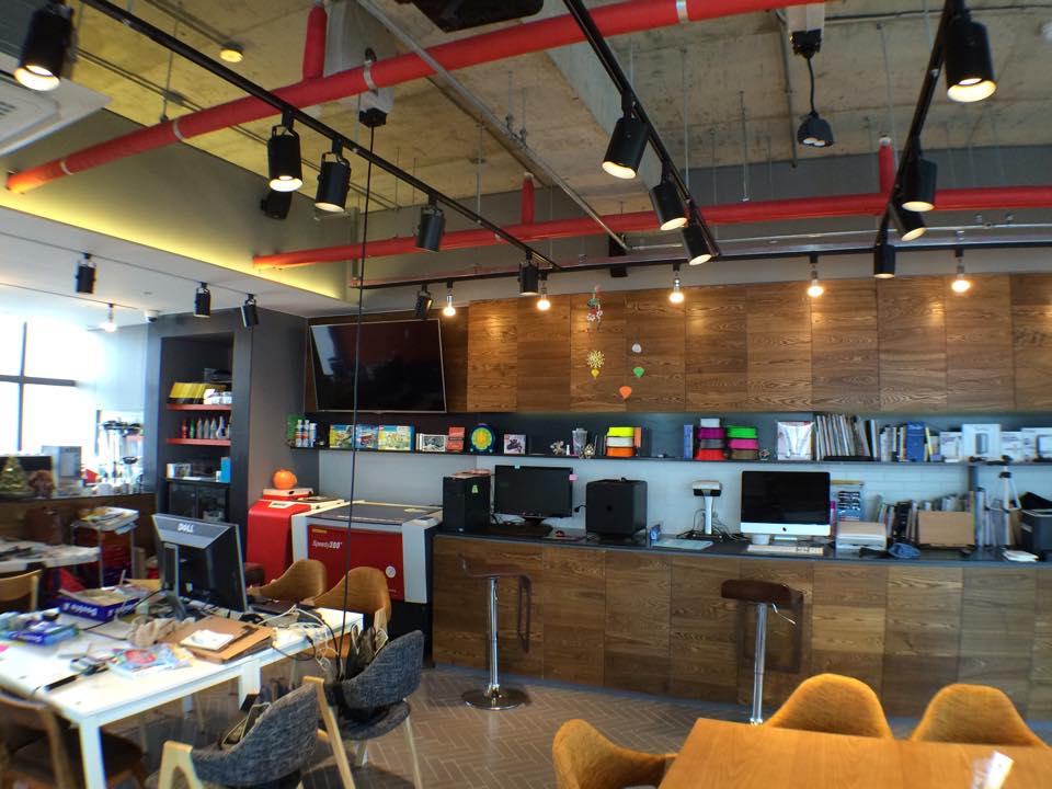 청소하고 이달부터 교육장 및 서점 공간으로 활용할 예정입니다. ^^