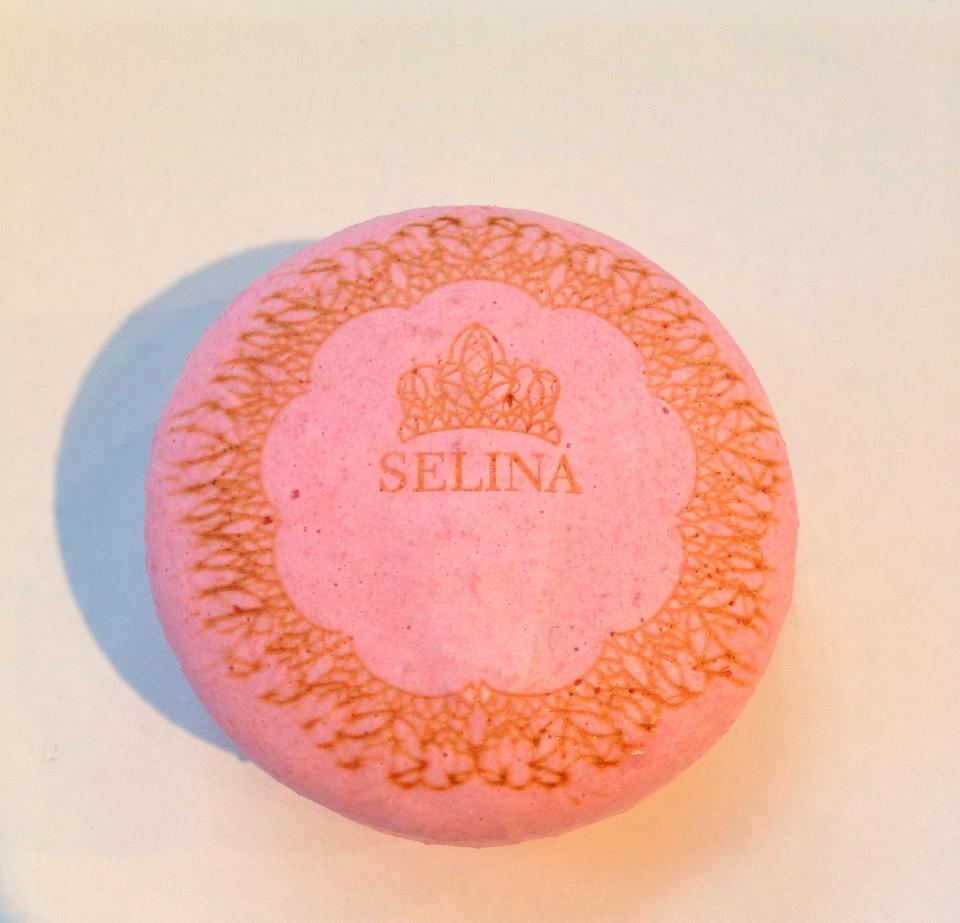 마카롱에 레이저 컷팅기로 무늬를 입혀봤어요~