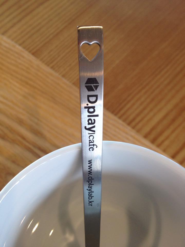 오늘은 써마크 스프레이를 뿌려 레이저컷팅기로 로고를 새겨봤어요~