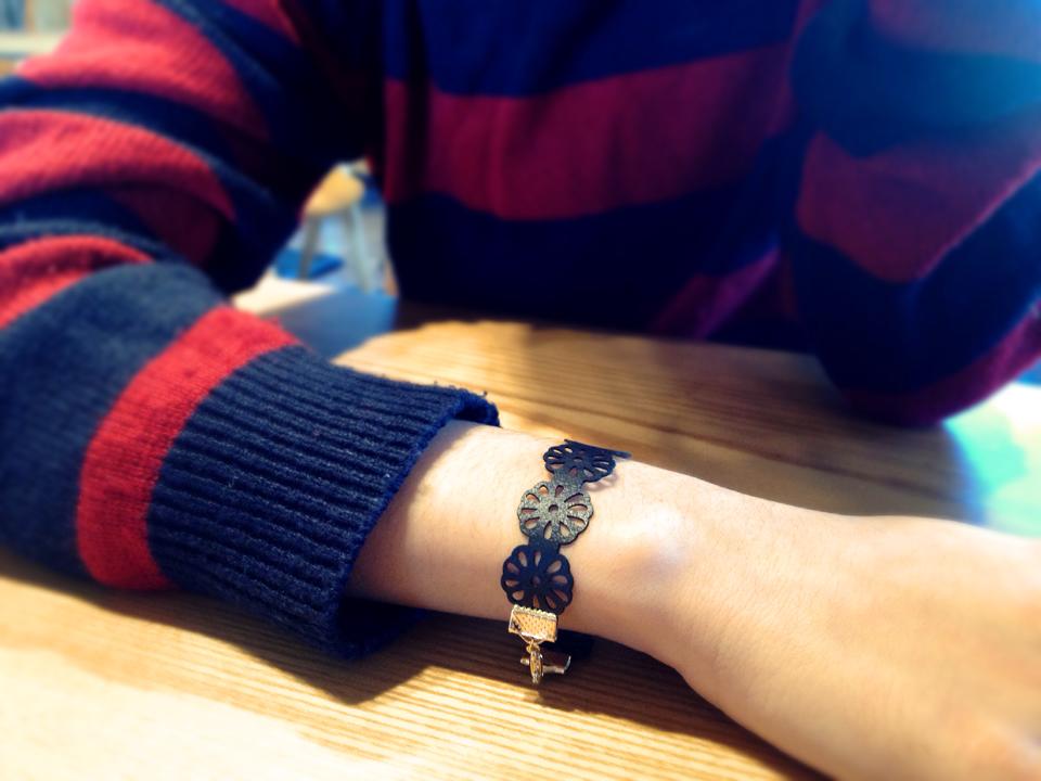 레이저 컷팅기로 인조가죽을 컷팅해서 팔찌를 만들었어요 :)