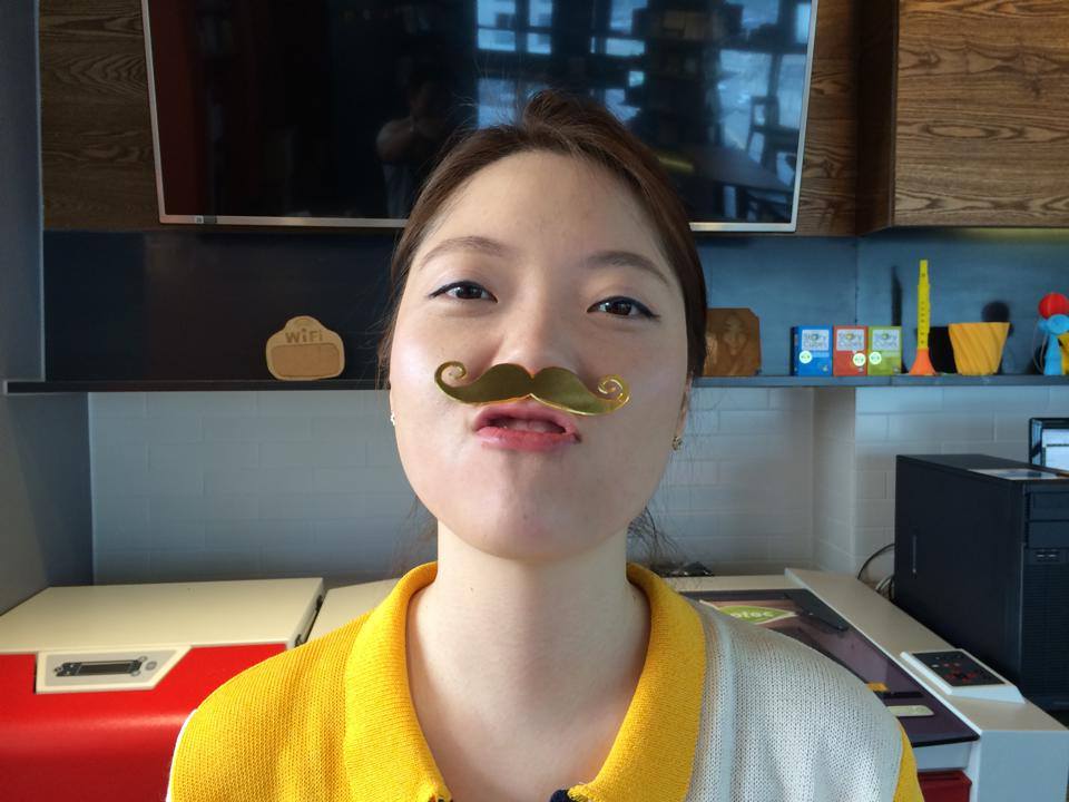 금색 거울아크릴로 수염놀이