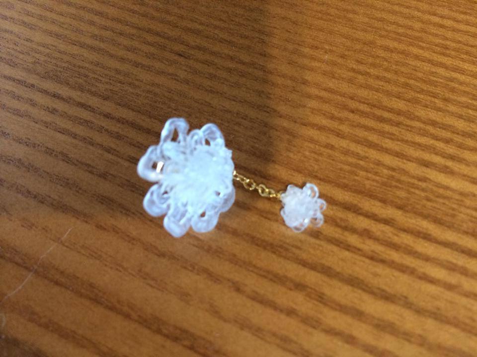 투명필라멘트와 3두들러로 만든 꽃모양 귀걸이. 언제든 오시면 다양한 악…