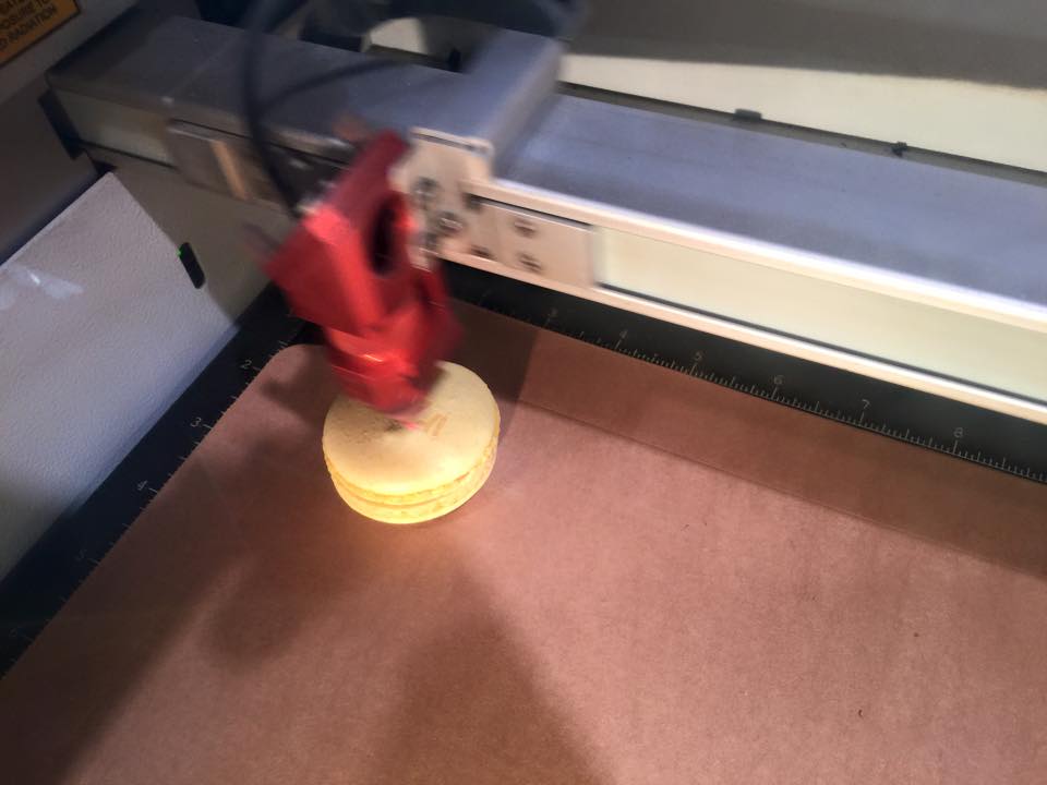 마카롱에 인그레이빙 했습니다. 다음주 금요일 화이트데이에 마카롱 각인서…