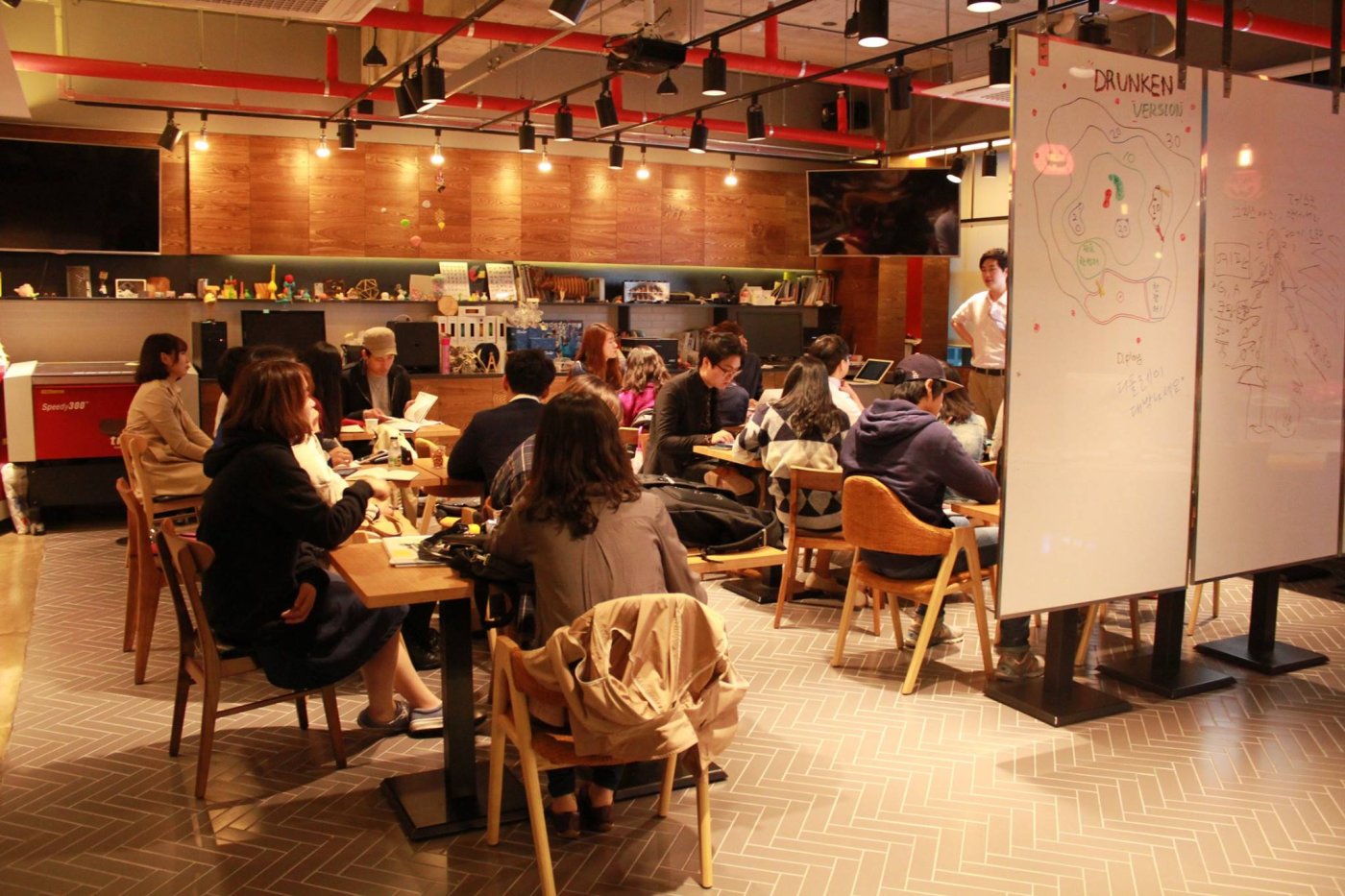 지금 디플레이에서는, SEN에서 운영진회의(?)를 하고 있어요 ^^ 주…