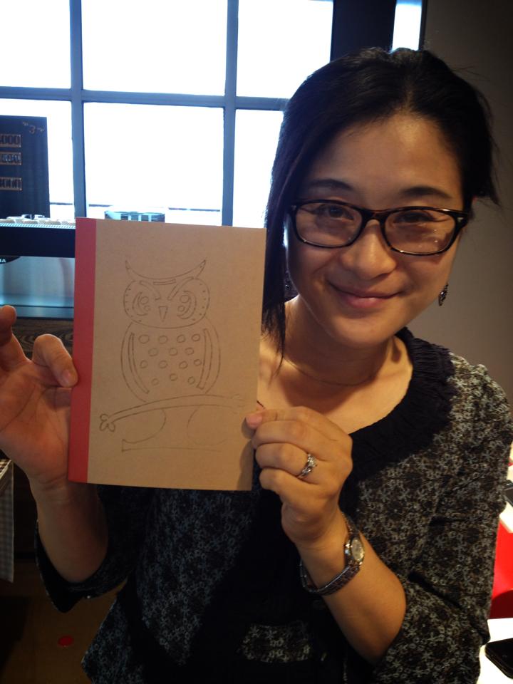 직접 그리신 부엉이를 노트에 새기셨어요~