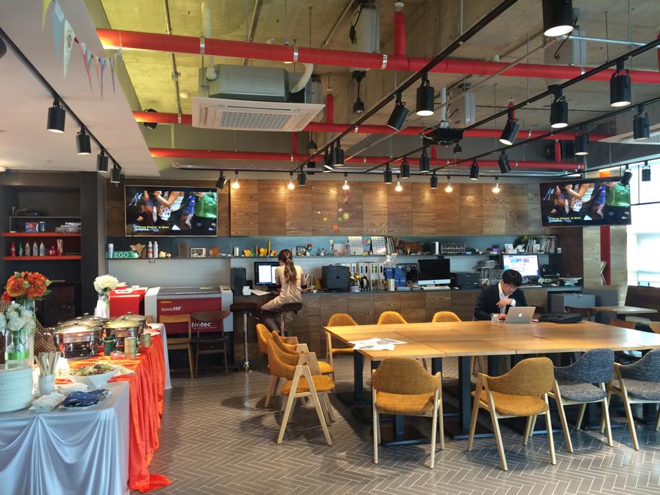 오늘 포럼행사에는 케이터링도 해서 가게 분위기가 새롭습니다.