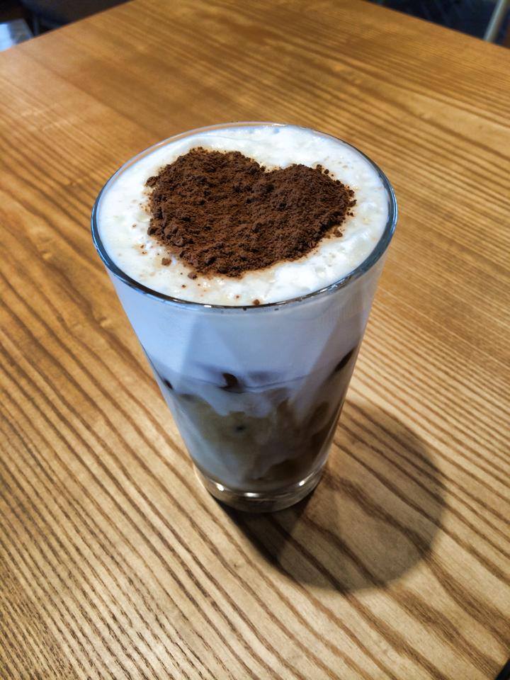 과도하게 넉넉한 라떼아트…