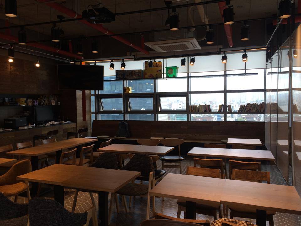 오늘은 동영상 촬영을 해야해서 공간을 분리했습니다. 화이트보드겸 자석보…