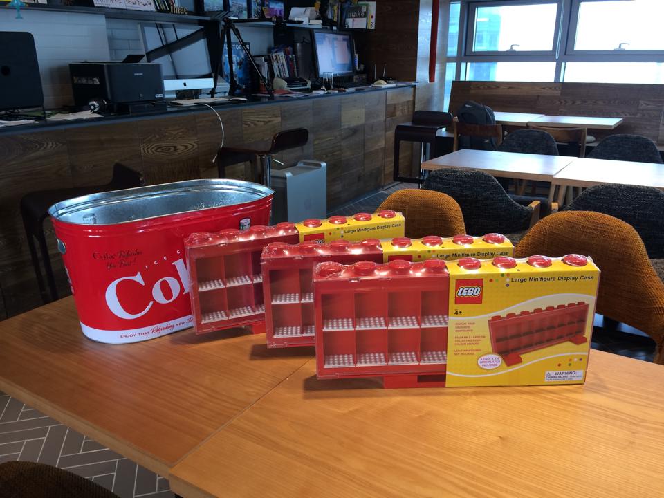 레고 진열장과 콜라깡통케이스 왠지 쇼생크탈출에서 감방동료들과 마시던 맥…