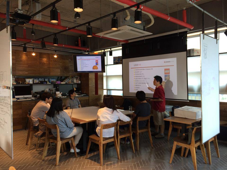 오늘은 오전부터 교육이 있습니다. 큰 테이블로 만들어서 레고시리어스플레…