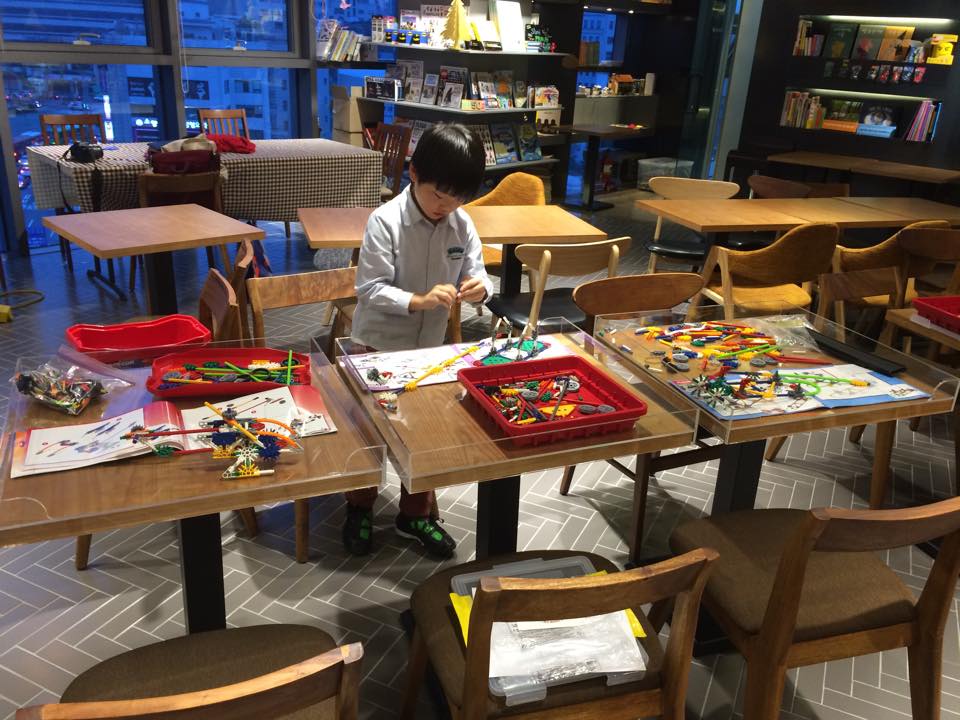 주말을 맞아 오랜만에 construction brick 놀이방으로 변신…