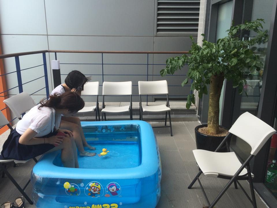 베란다에서 풀장에 발담그고 있으니 천국이 따로 없어요.