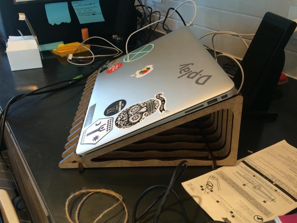 MDF를 레이저커팅기로 잘라낸 맥북 거치대… 바닥면에 열이 잘 빠지…