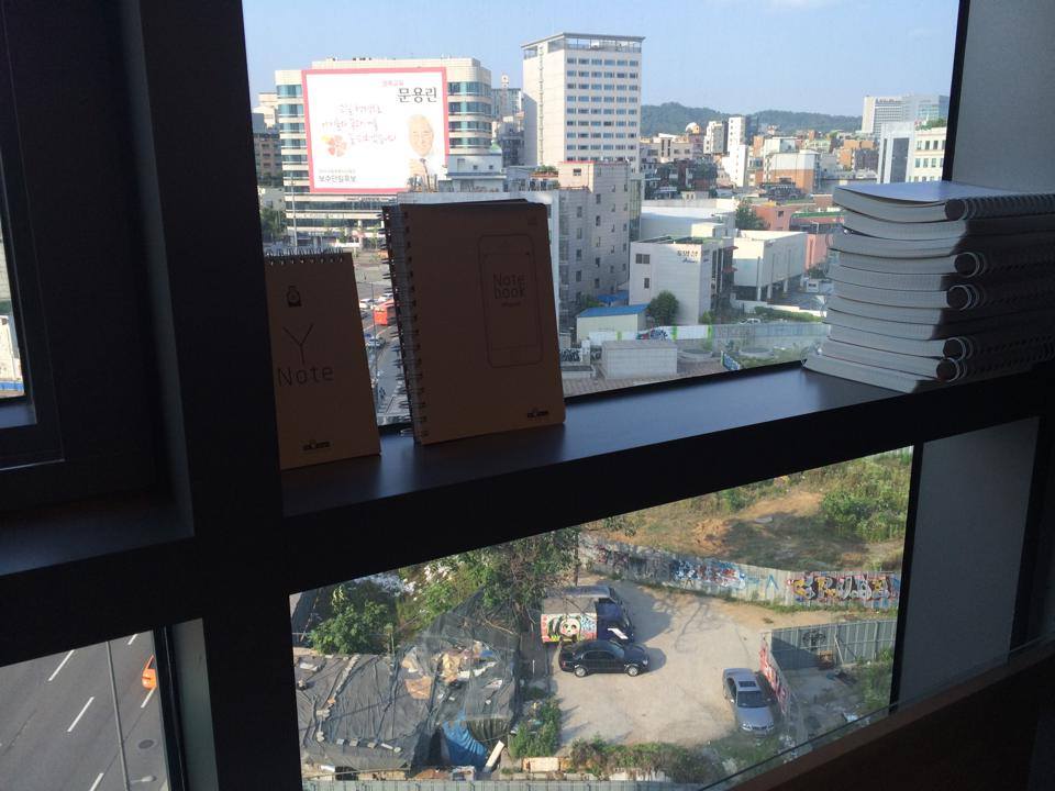 책정리하고 정현이랑 놀고 있어요 ^^