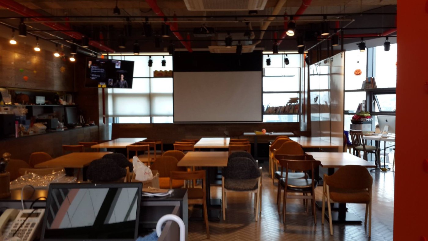 어제새벽에 급한 대관일정이 잡혀서 공간 셋팅해놨어요 ^^