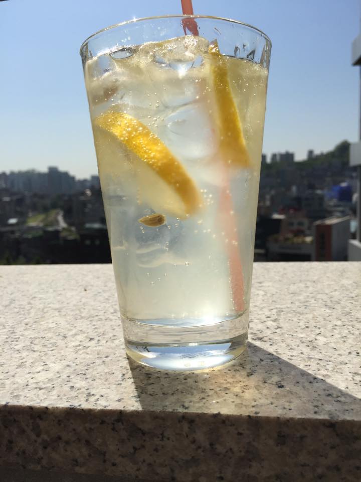 레몬 1개 통으로 들어간 레몬에이드… 이제 수영장에 물 받는 중 ^^