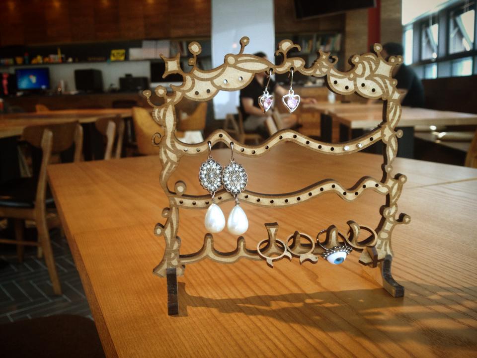 타블렛으로 쓱쓱 그려서 레이저 컷으로 나무 귀걸이 걸이를 만들었어요~…