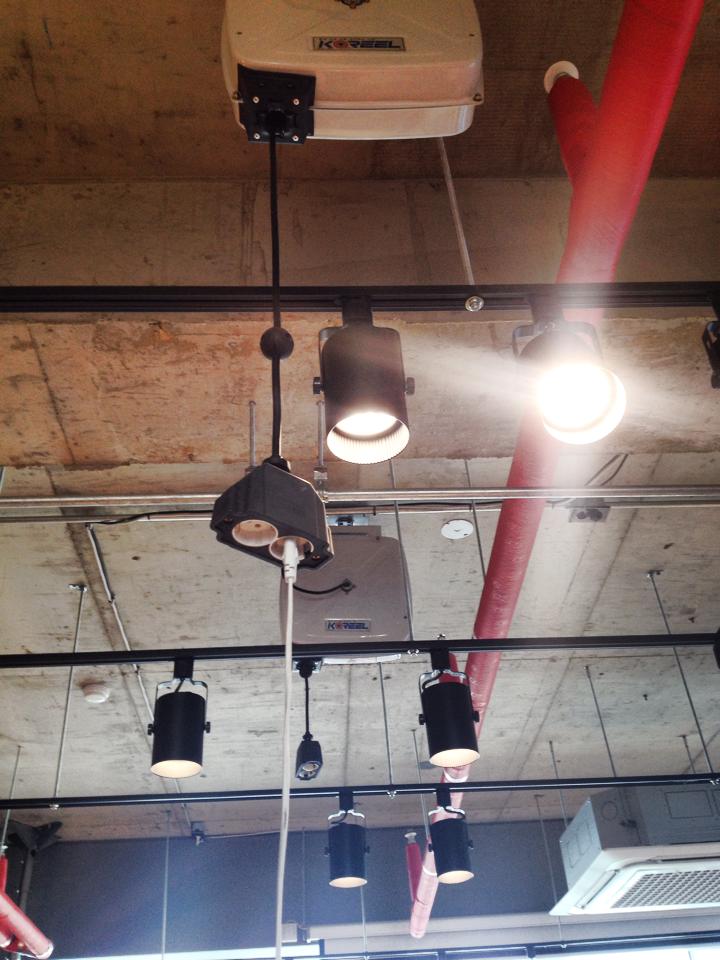 위에서 돼지코가 내려와요~