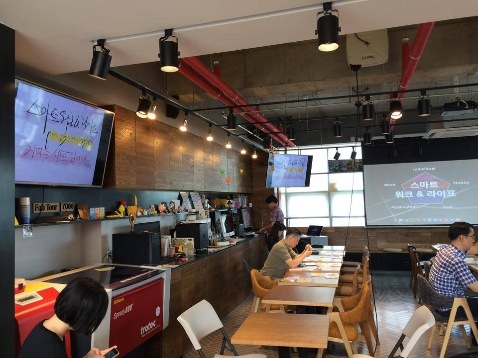 김경수님의 강의중 – 녹화하고 카메라로 찍고 뒤에서 보는 재미도 ^^