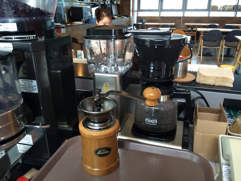 이 동네에서 제일 맛있는 커피집 커피를 내려마시는 ^^ 저녁에 강의 듣…