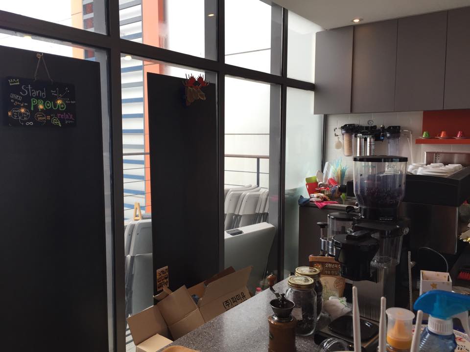 메뉴판 치우고 이제 낮에는 코워킹스페이스 저녁에는 교육공간으로