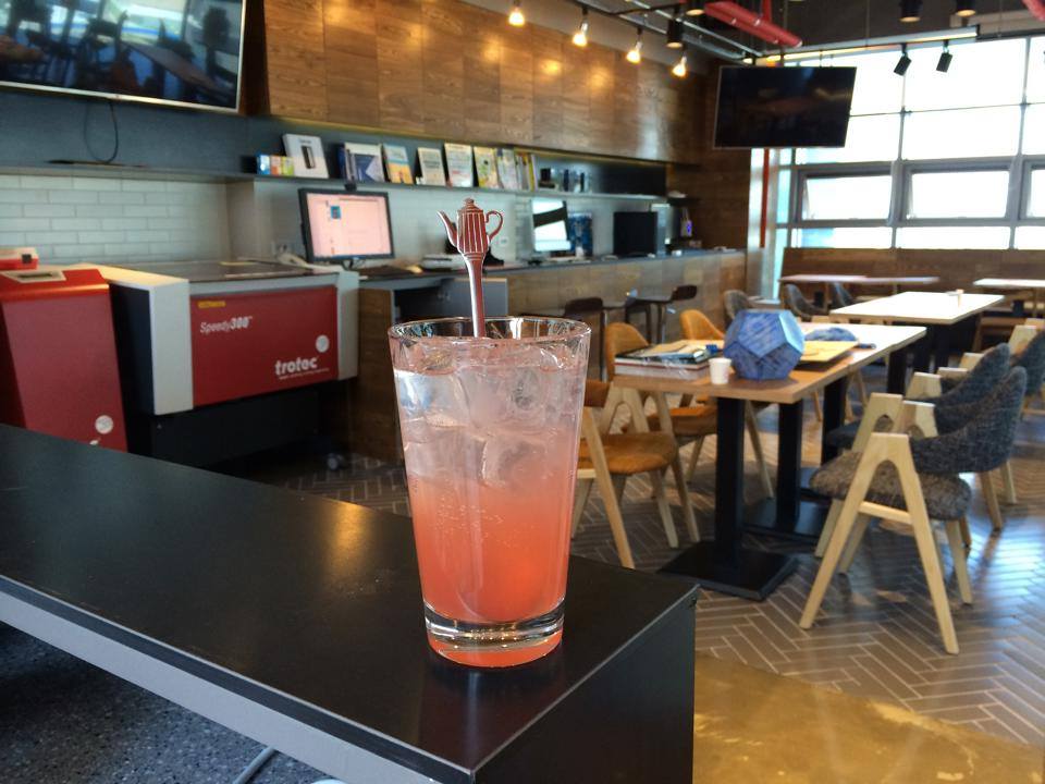 다양한 음료용 컵구비