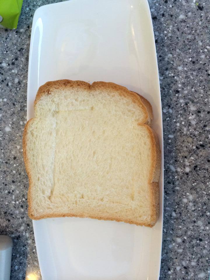 레이저는 아니고 미니오븐으로 계란토스트를 굽고 있어요. 피자치즈를 안사…