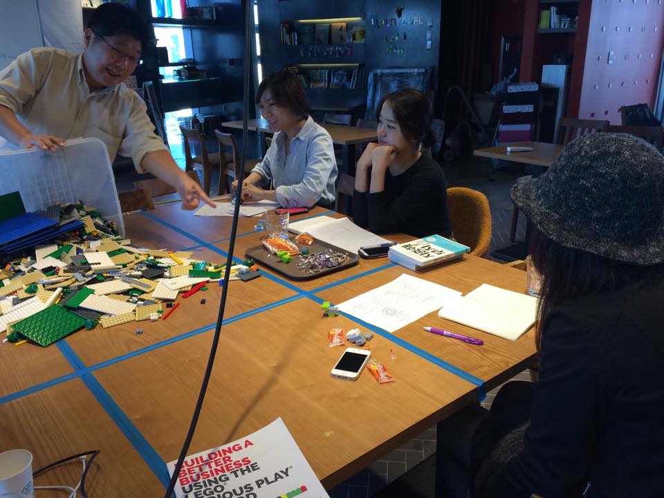 오늘은 크루 대상의 레고시리어스플레이 퍼실리테이터과정 진행하고 있어요.…